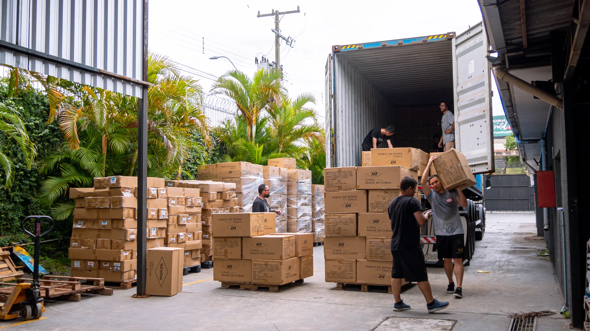 Equipe SUNTA descarregando mercadorias na operação logística