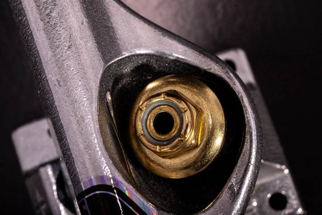 Detalhe do truck de skate SENSE com acabamento metálico